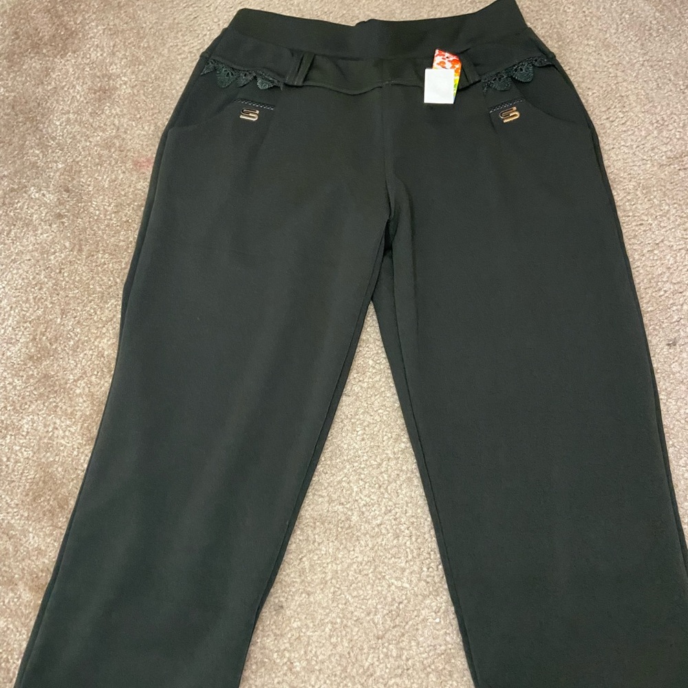Cropped/Capri Woman’s Pants in Olive/Black